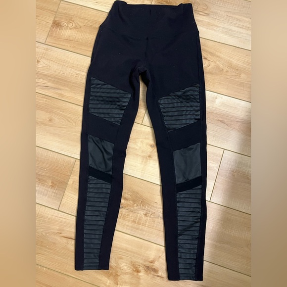 Black Alo Yoga moto leggings - Picture 2 of 6
